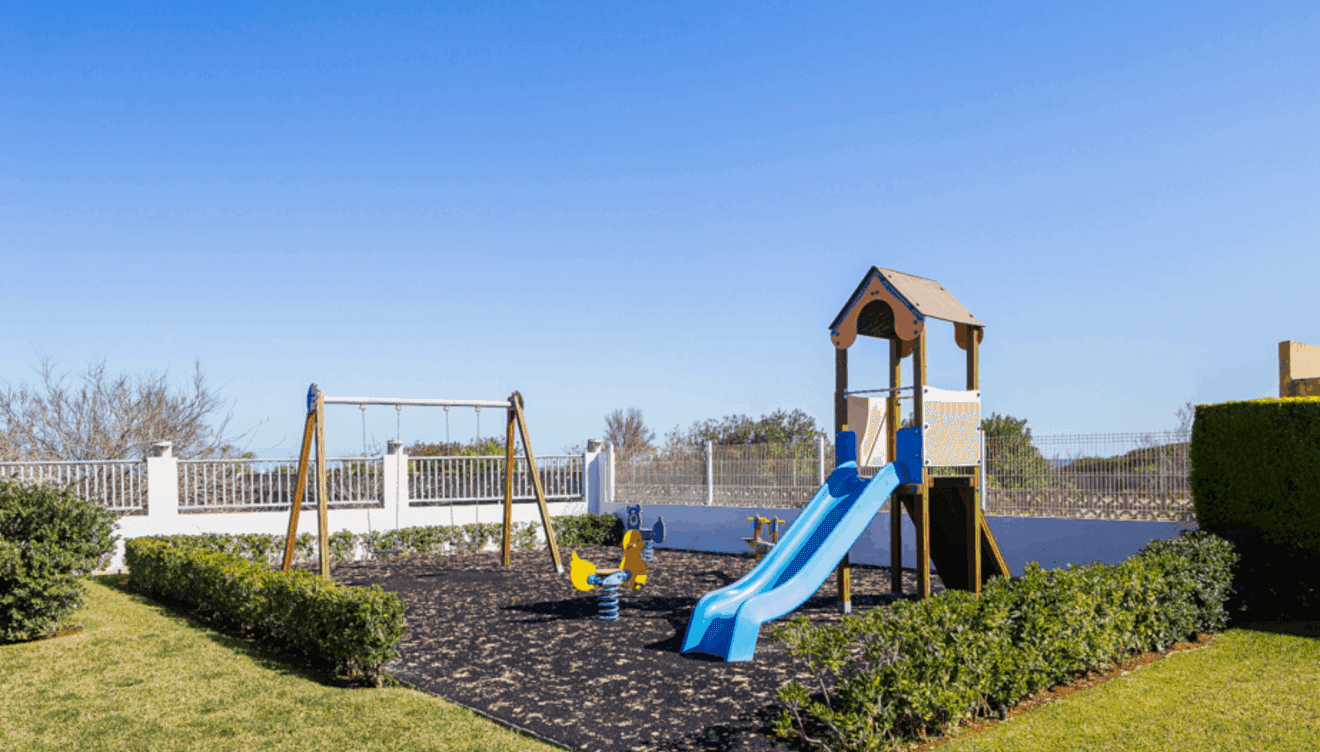 Zona de parque infantil habilitada para los más pequeños