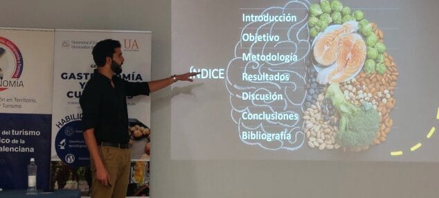 Presentan en Dénia los trabajos de Gastronomía y Artes Culinarias de la Universidad de Alicante 1 Imagen: El alumno Sebastián Siman trabajo Neurogastronomía