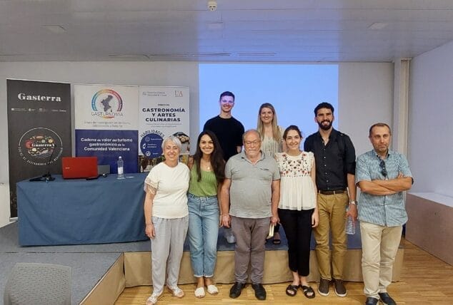 Presentan en Dénia los trabajos de Gastronomía y Artes Culinarias de la Universidad de Alicante 2 Imagen: Tribunal y alumnado en lectura TFG en Dénia