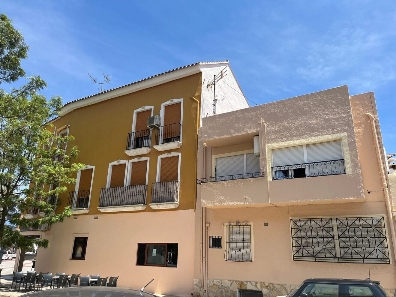 A la derecha, la casa más antigua de Ronda Les Muralles