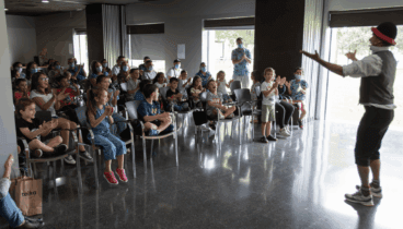 Actuación de circo en el hall principal