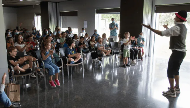 actuacion de circo en el hall principal