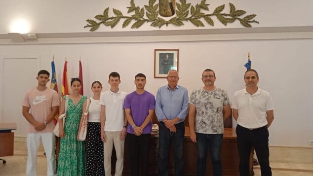 El Ayuntamiento de Dénia recibe al alumnado del Instituto Descartes de Tours que hará prácticas en la ciudad 1 Imagen: Alumnos de Tours junto a Vicent Grimalt y Raúl García de la Reina