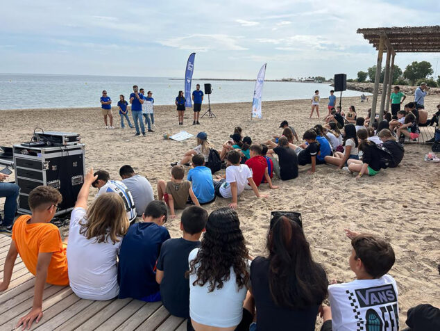 Image: Students in the release of turtles in Dénia