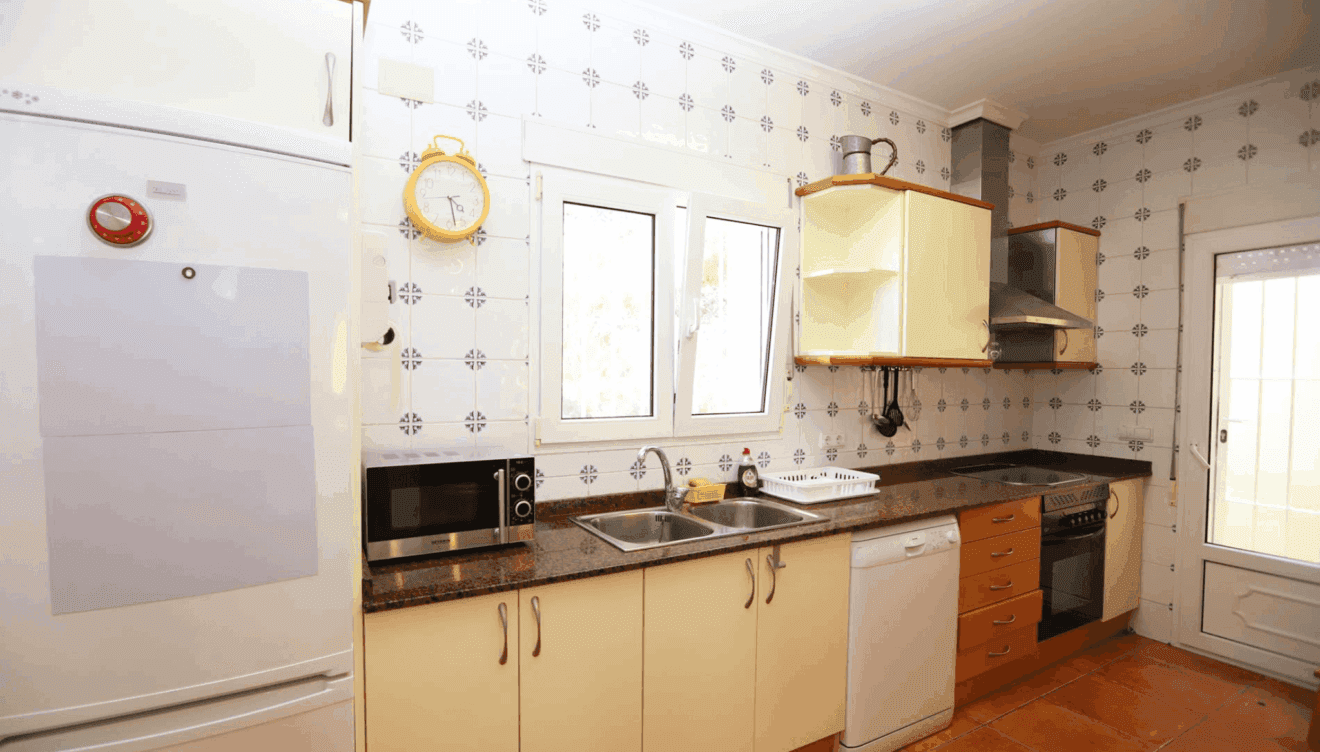 Amplia cocina americana totalmente equipada