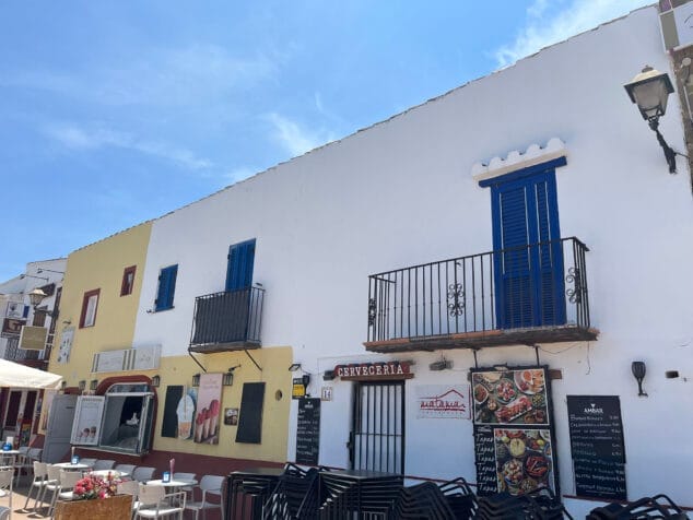 antiguas viviendas del pati de la creu en la zona del puerto del xix reconvertidas en establecimientos hosteleros