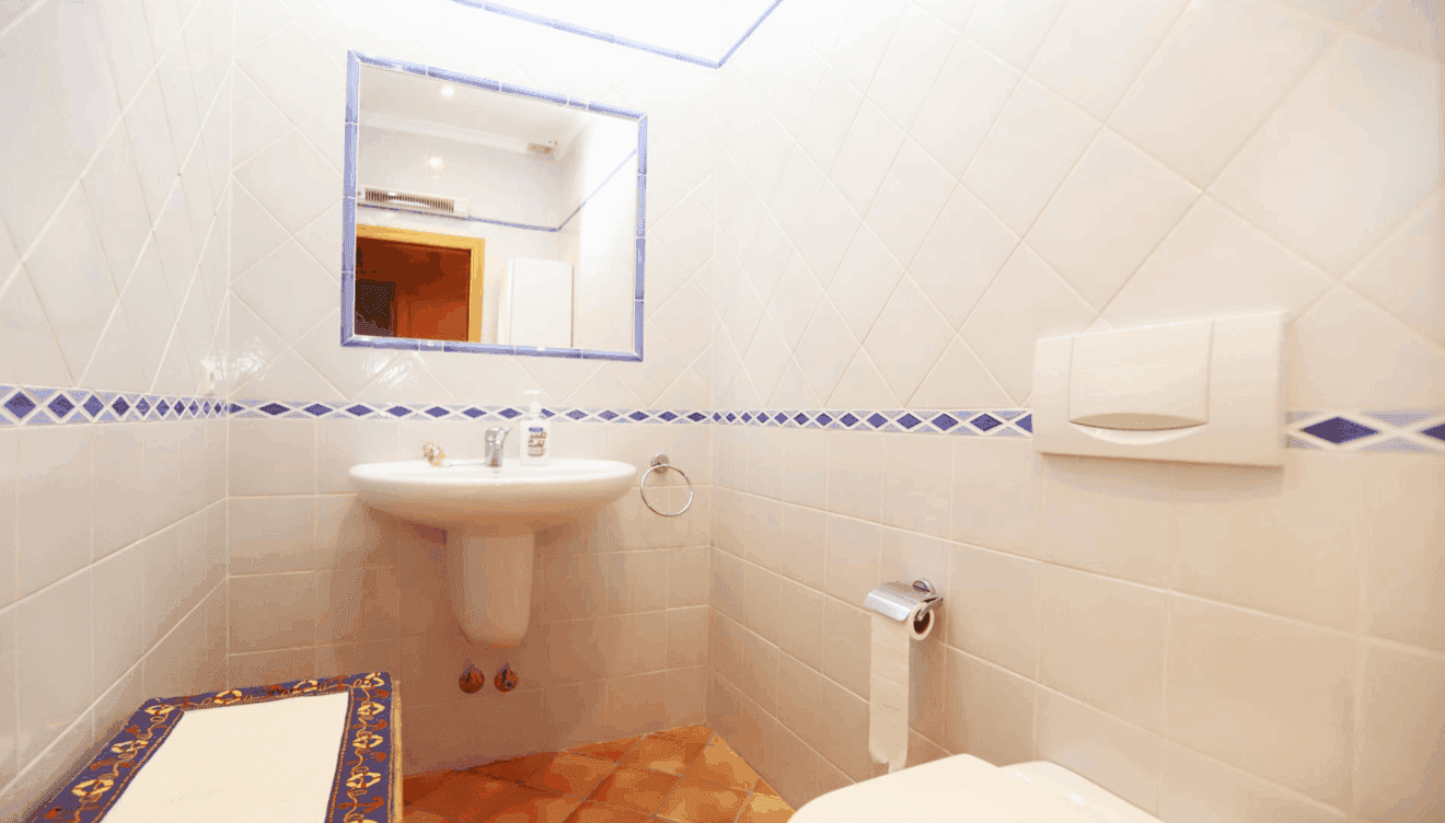 Aseo de cortesía moderno y funcional, perfecto para los huéspedes