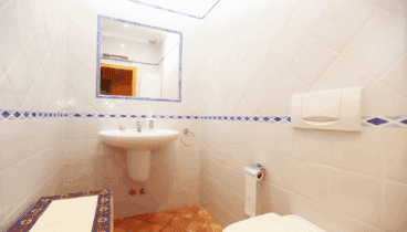 Aseo de cortesía moderno y funcional, perfecto para los huéspedes