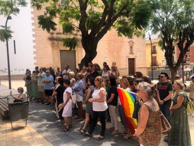Imagen: Asistentes a la lectura del manifiesto de Dénia