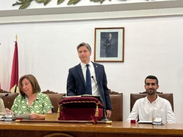 Carlos Barona jurando su cargo