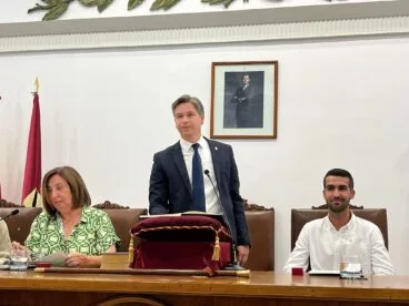 Carlos Barona jurando su cargo