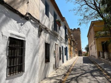 Carrer de l’hospital, en una zona en la que todas las casas son del XIX