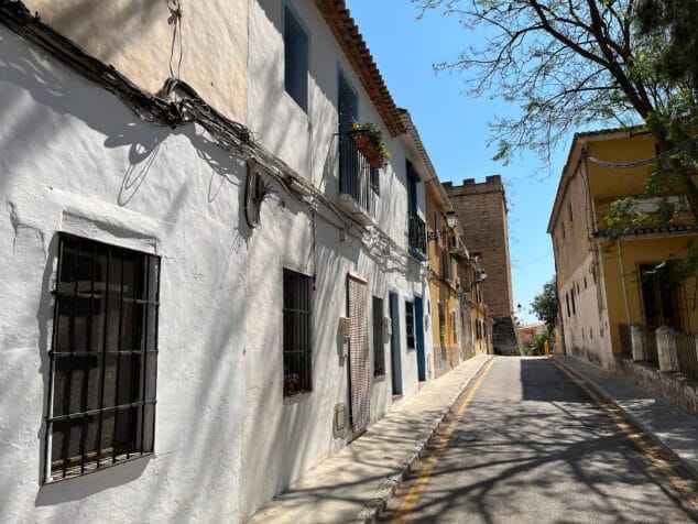 carrer de lhospital en una zona en la que todas las casas son del xix