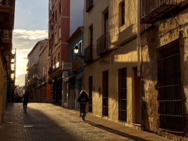 ciclista paseando por una calle de denia