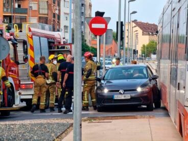 coche atrapado junto al tram de denia