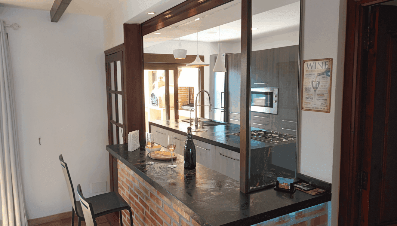 Cocina con isla con barra de bar