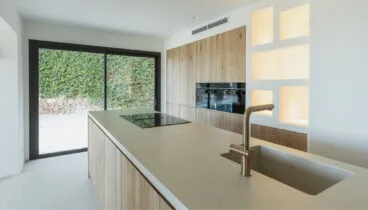 Cocina moderna abierta al salón diseñada y ejecutada por Juan Vilar Construcciones en la Costa Blanca