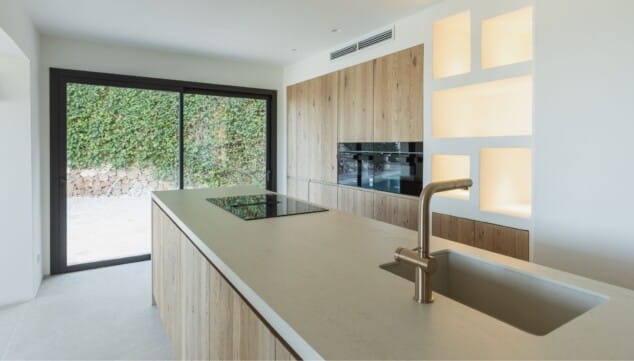 cocina moderna abierta al salon disenada y ejecutada por juan vilar construcciones en la costa blanca
