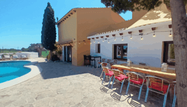 Comedor exterior junto a la piscina