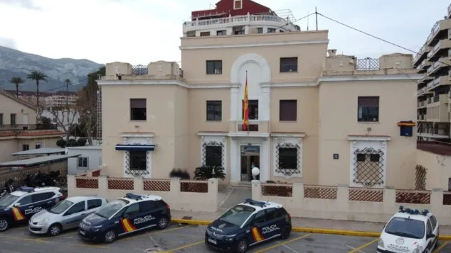 Le pide a un conocido dormir en su domicilio y se lleva un botín de más de 12 mil euros 1 Imagen: Comisaría de la Policía Nacional en Dénia