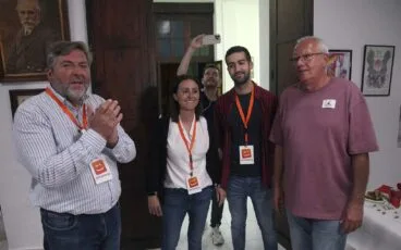 concejales de la nueva legislatura de compromis felicitando a vicent grimalt tras los resultados electorales