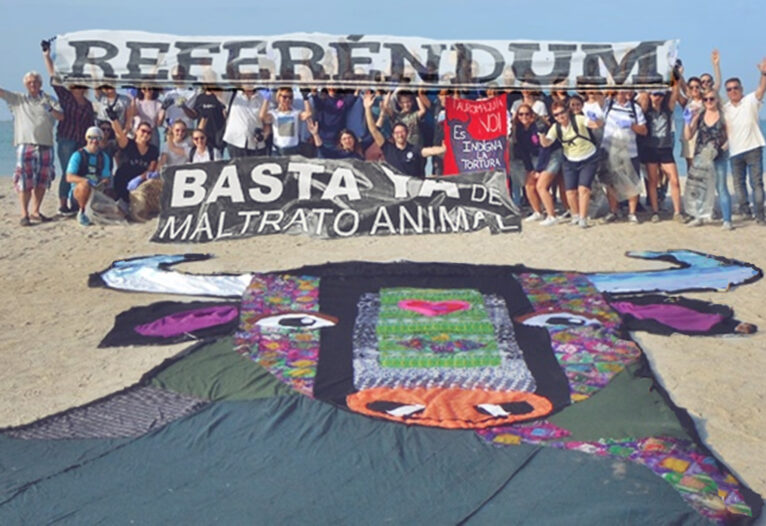 Concentración en la playa de Dénia con 58 personas que firmaron las peticiones contra el festejo taurino