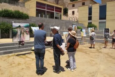 Jurado valorando las obras