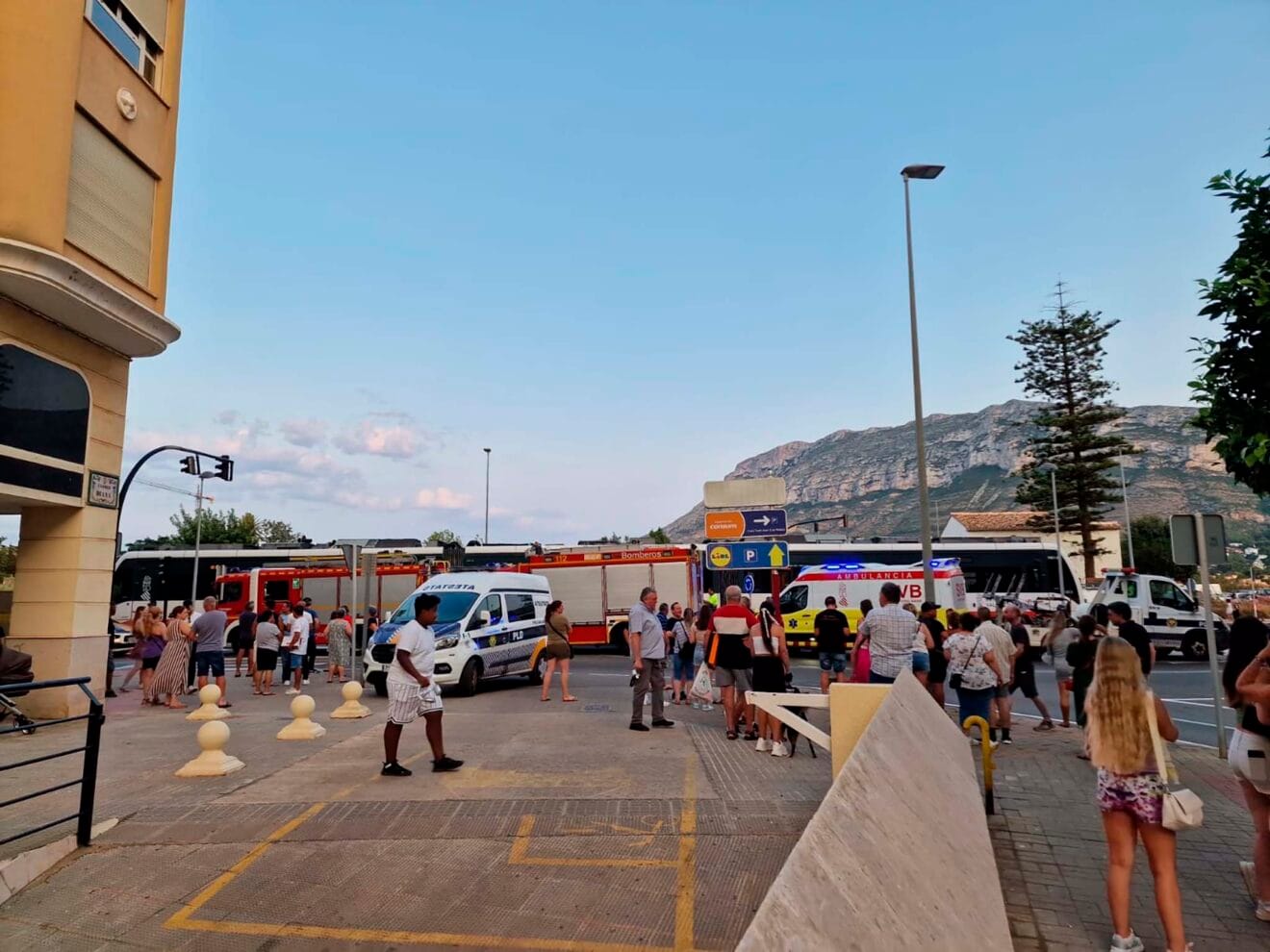 Curiosos ante el accidente con el TRAM de Dénia