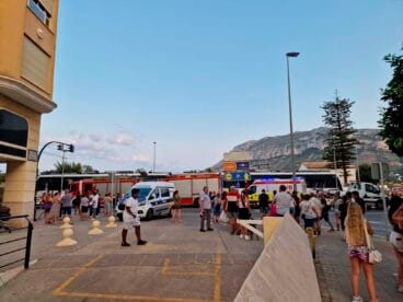 Curiosos ante el accidente con el TRAM de Dénia