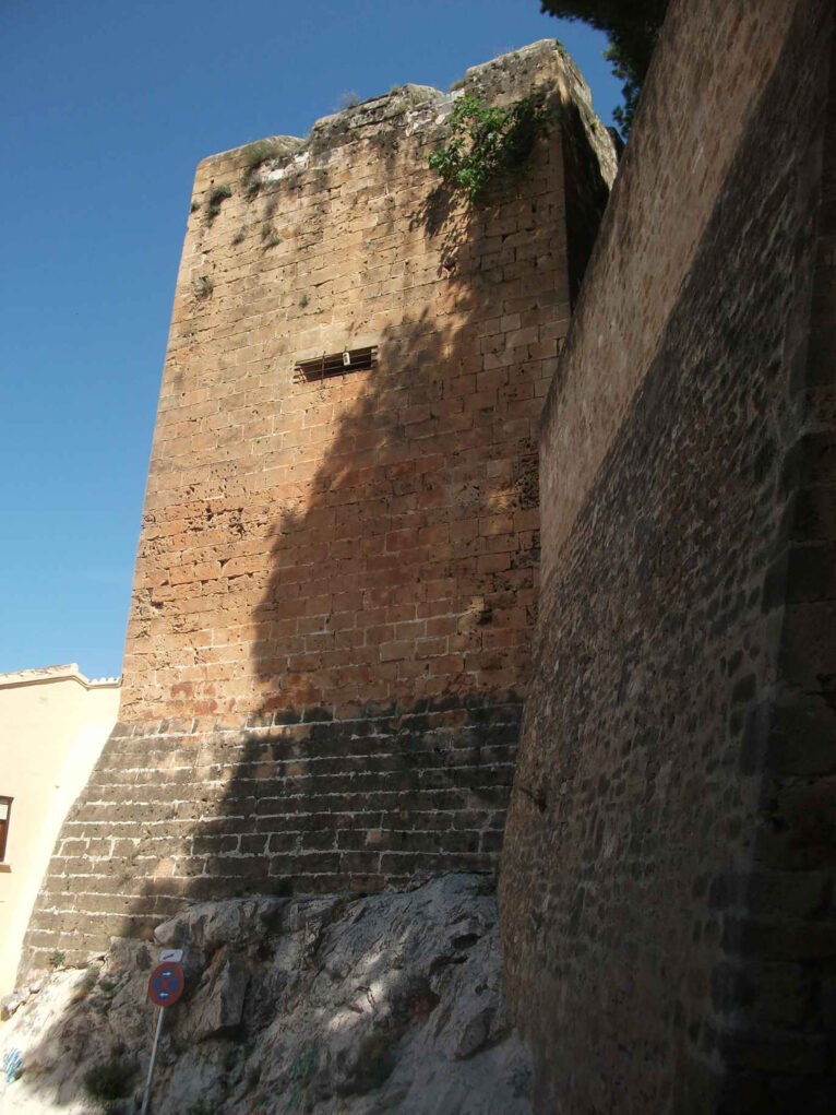 Dénia, Castell. Torre Roja. Segle XVI. Foto:  Àrea d’Arqueologia i Museus