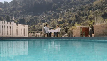 desayuna en la amplia terraza junto a la piscina