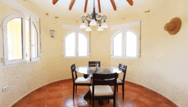 Disfruta de buenos momentos en el acogedor comedor