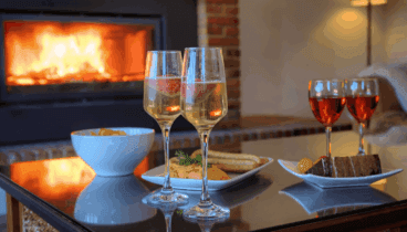 Disfruta de copa frente a la chimenea