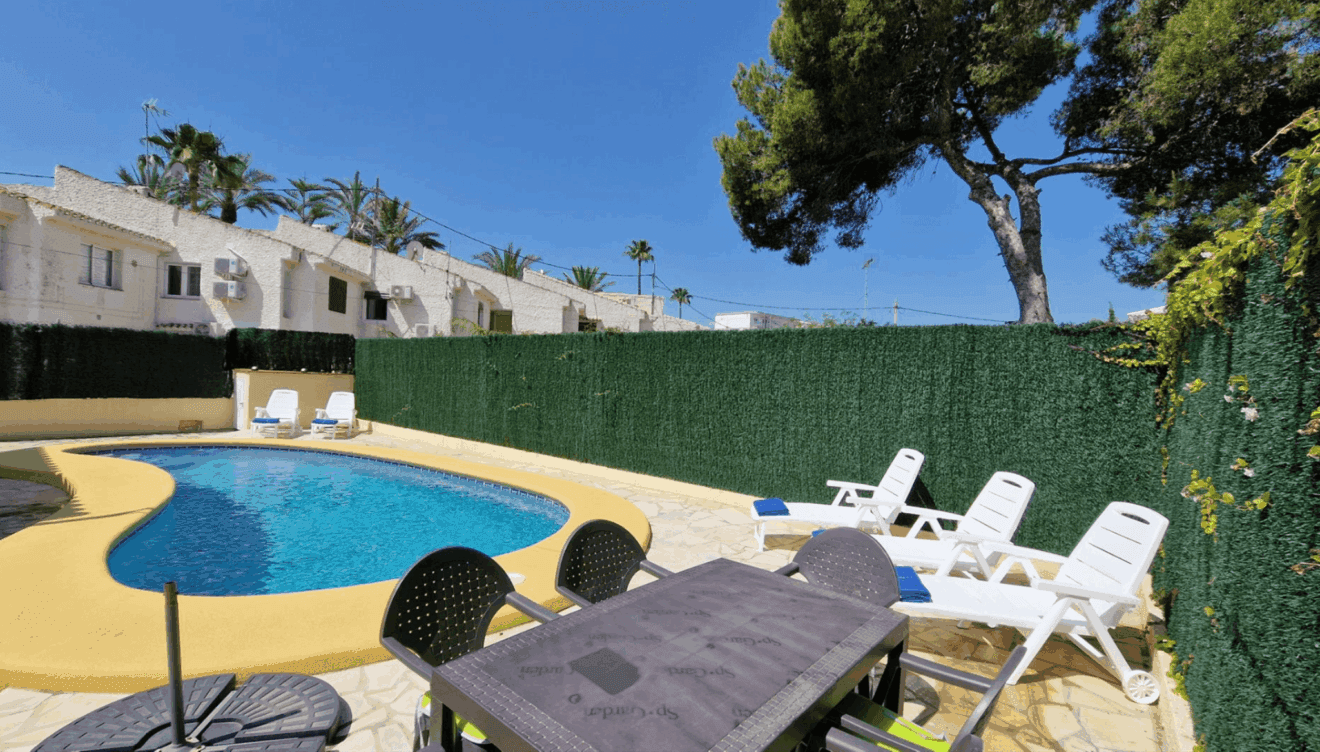 Disfruta de momentos relajantes en la piscina