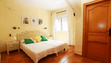 Dormitorio principal acogedor con baño en suite