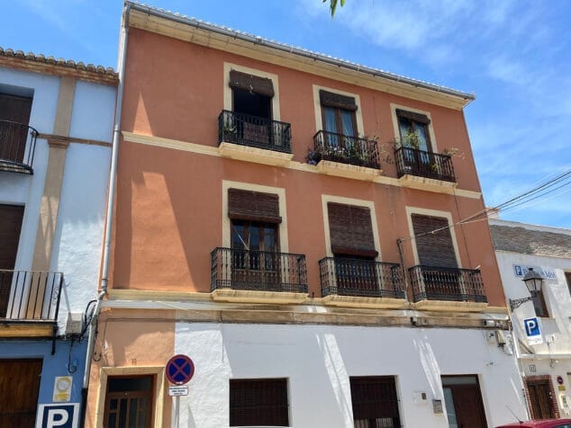 edificio del siglo xix en calle pont
