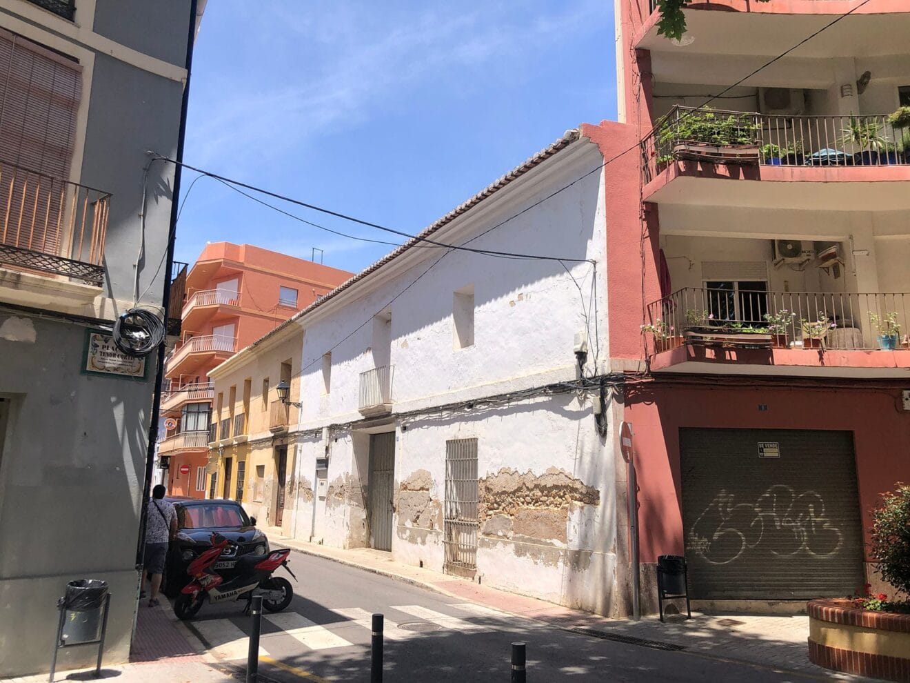 Edificio del XIX junto a Tenor Cortis