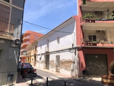 Edificio del XIX junto a Tenor Cortis