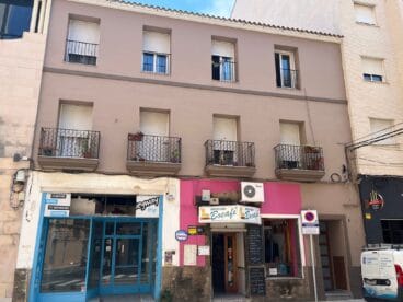 Bajo industrial en Colón del siglo XIX sobre el que se alza un edificio de viviendas hoy en día