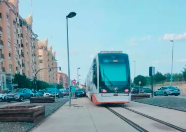 El vagón del TRAM que ha atrapado al coche
