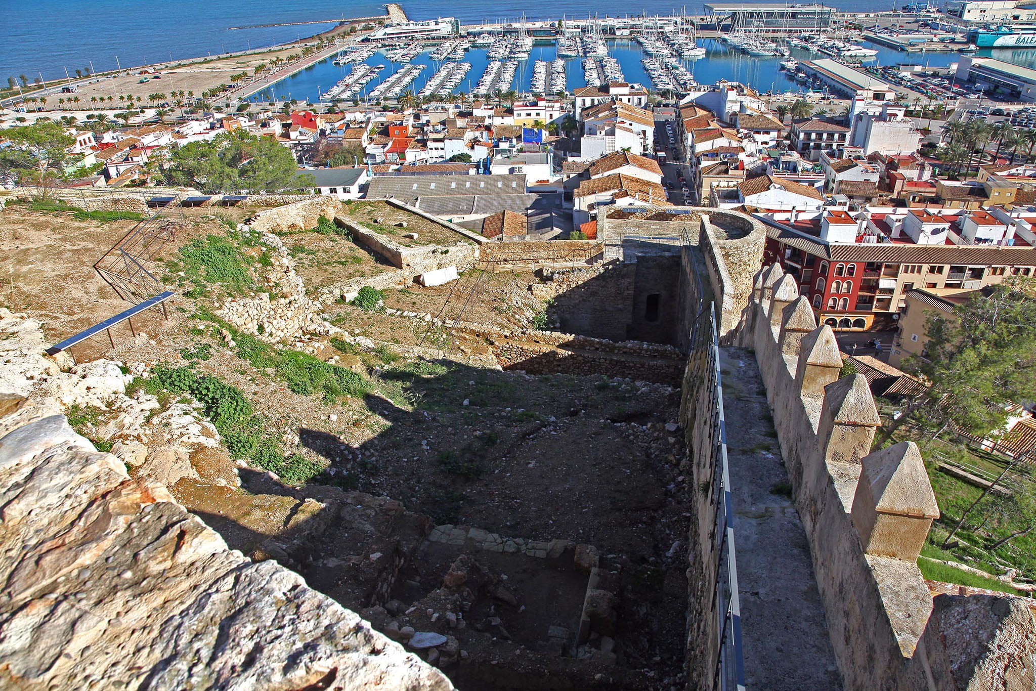 El Verger Alt del Castillo con el puerto de Dénia y Baix la Mar al fondo