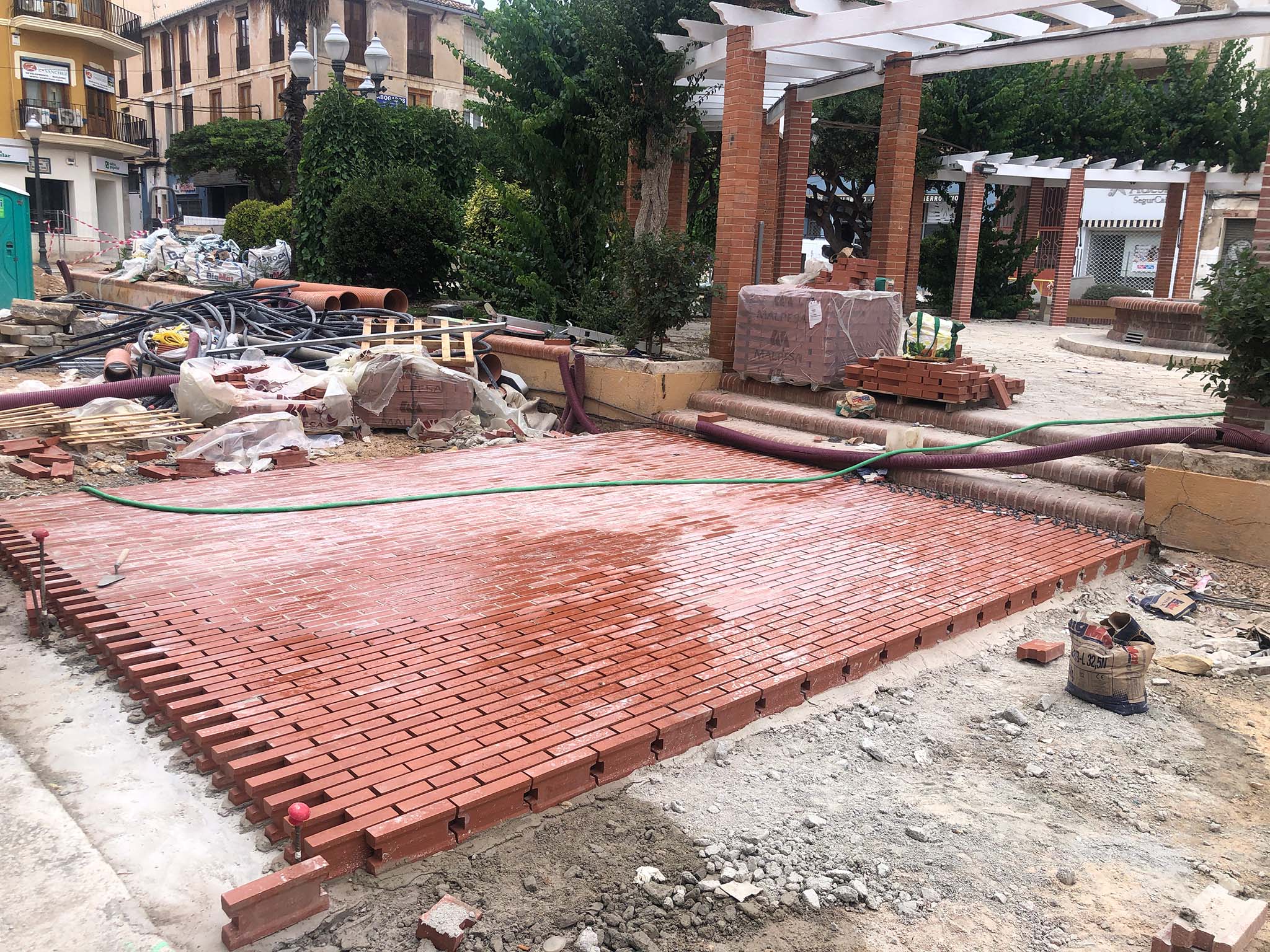Empieza la instalación del suelo del nuevo centro de Dénia