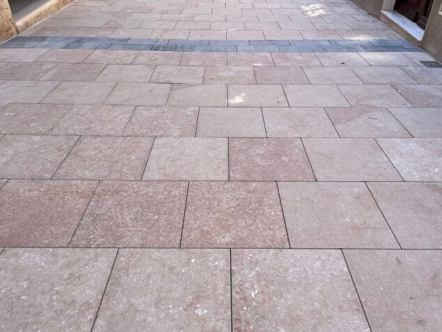 La calle Cop de Dénia reabre y estrena nuevo color 2 Imagen: Empisado nuevo de la calle Cop