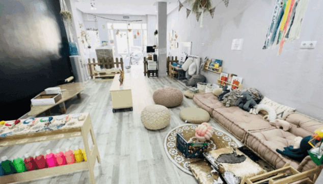 espacio de juego con rincones de aprendizaje