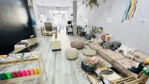 espacio de juego con rincones de aprendizaje