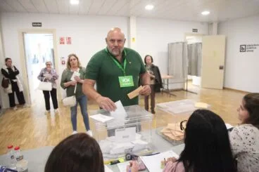 Félix Redondo, portavoz de Vox, votando
