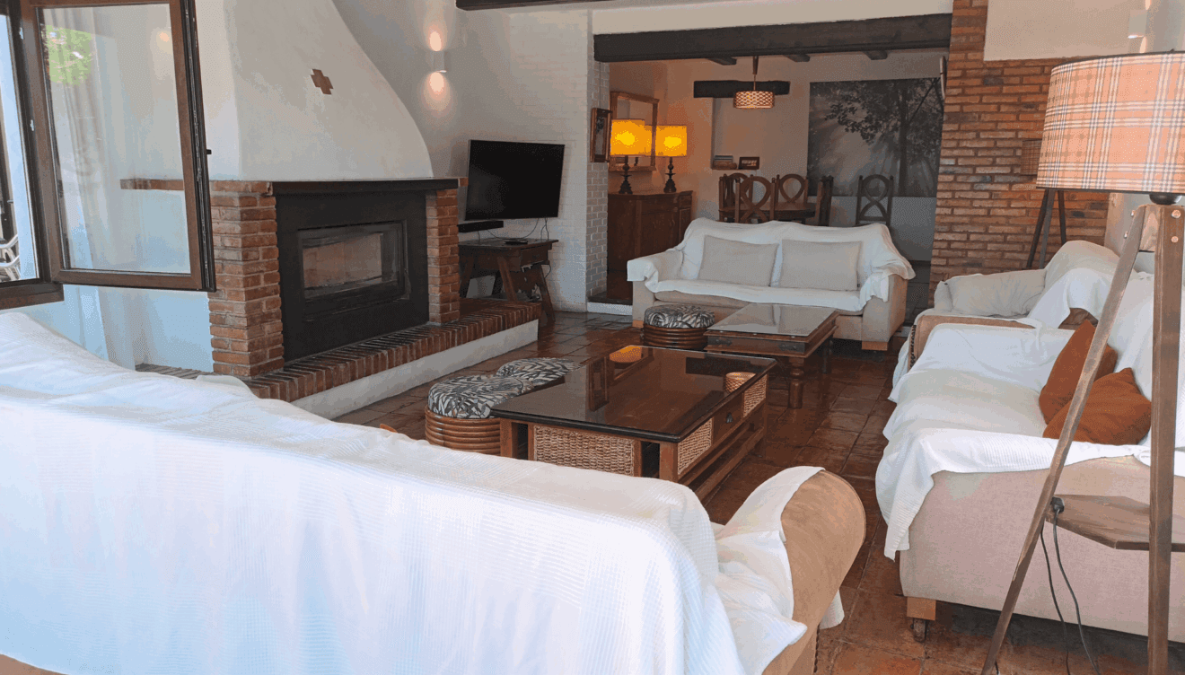 Gran salón-comedor con chimenea