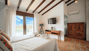 Habitación con balcón y baño