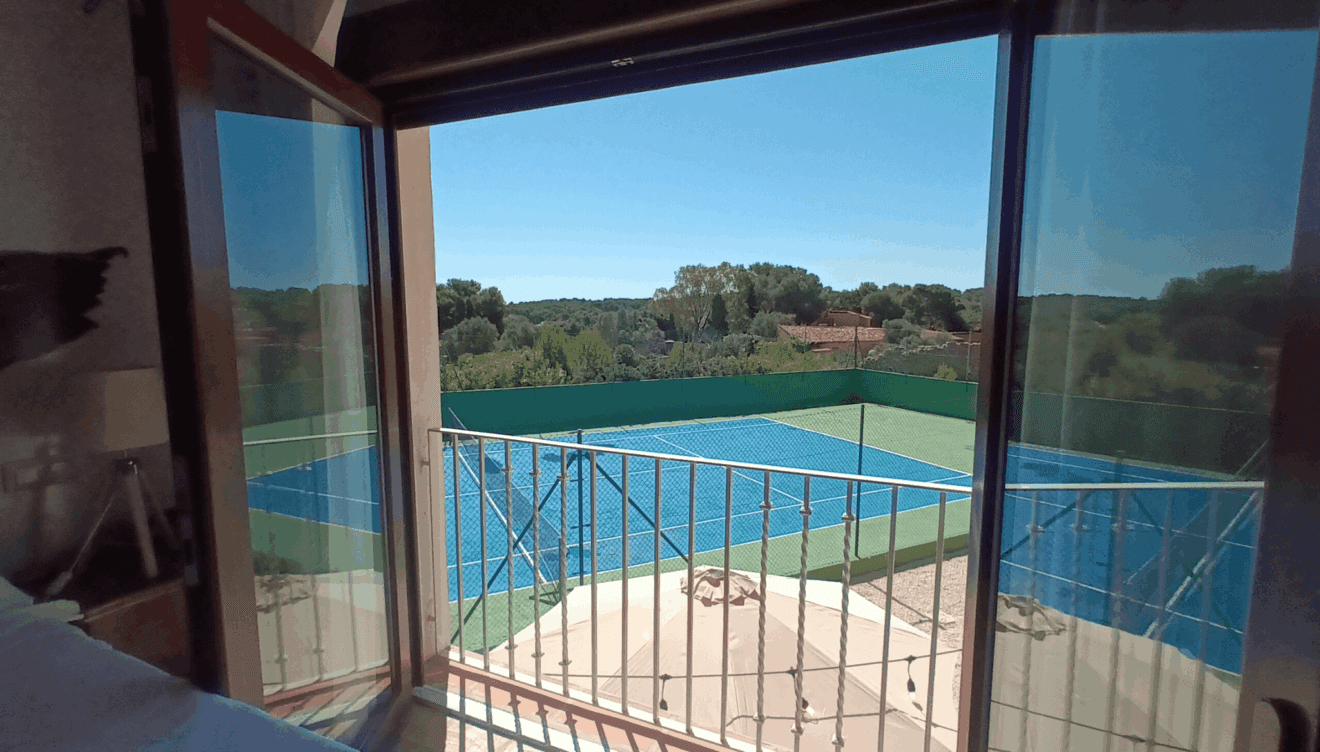 Habitación con vistas a la pista de tenis