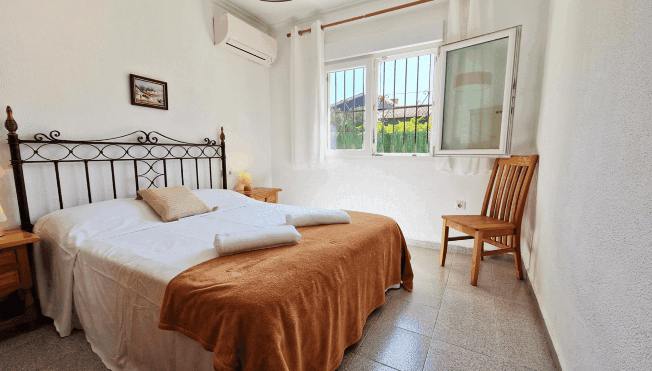 Habitación principal con aire acondicionado y muy luminosa